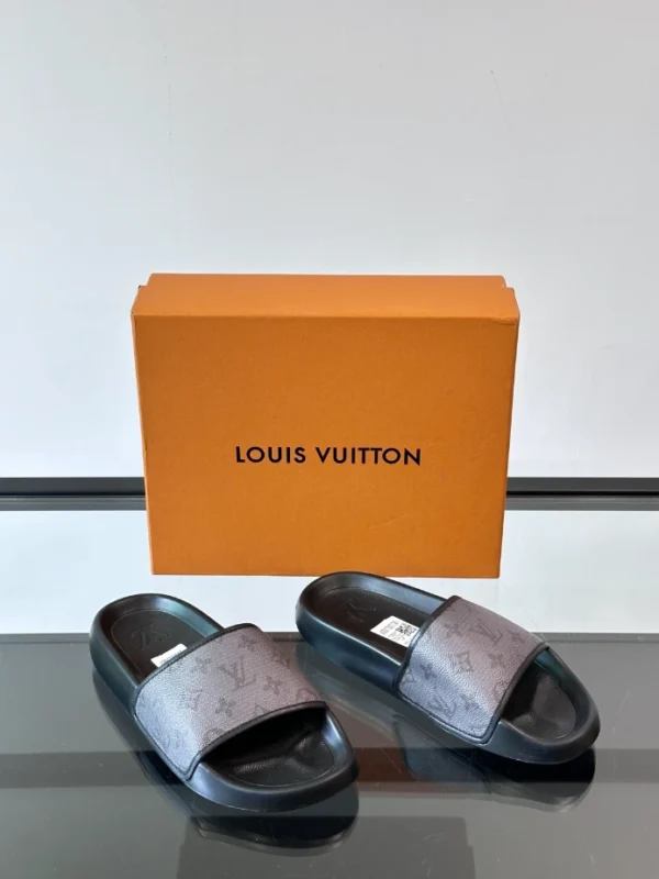 Louis Vuitton Slippers - S64