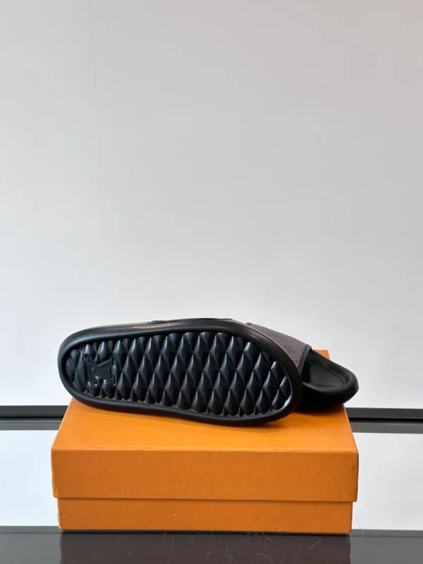 Louis Vuitton Slippers - S64