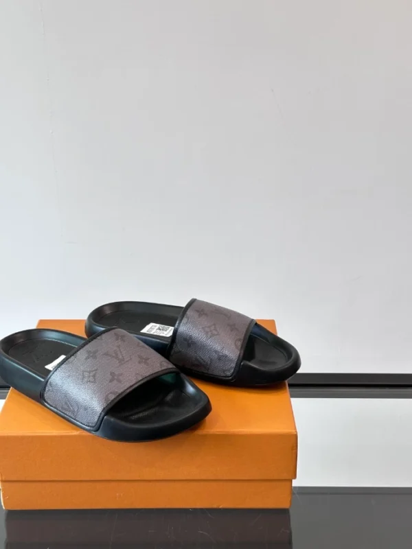 Louis Vuitton Slippers - S64