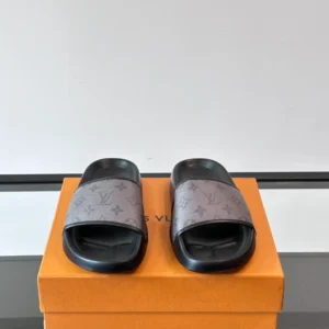 Louis Vuitton Slippers - S64