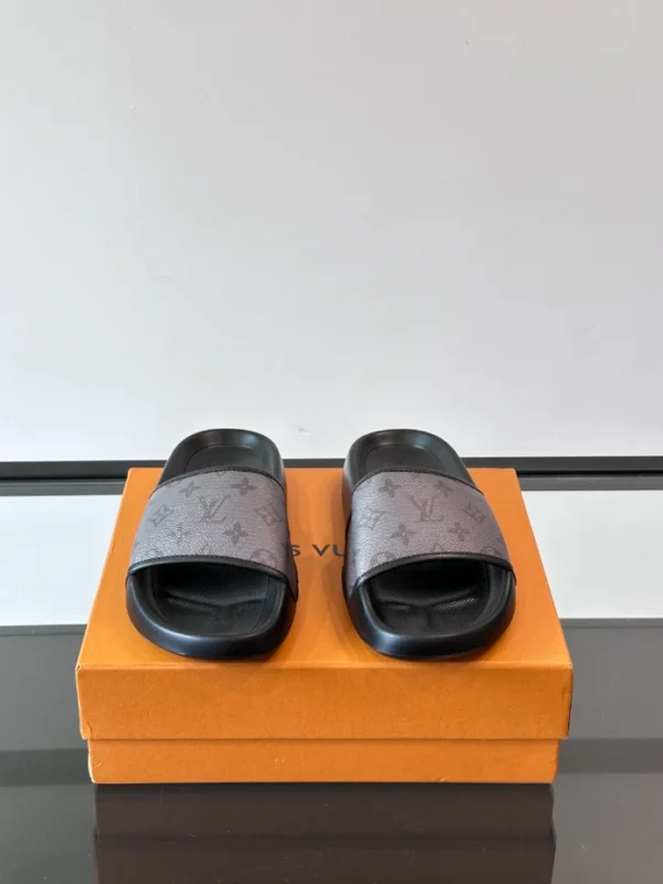 Louis Vuitton Slippers - S64
