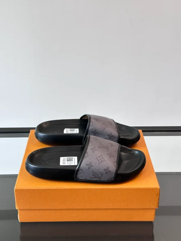 Louis Vuitton Slippers - S64