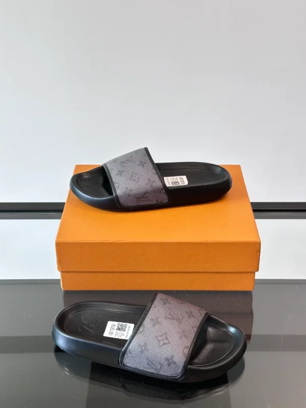 Louis Vuitton Slippers - S64