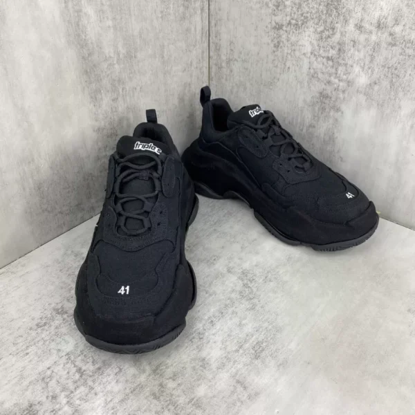 Balenciaga Triple S Sporty Sneakers In Black - RBS84