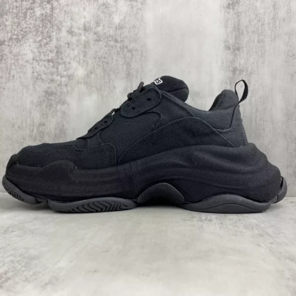 Balenciaga Triple S Sporty Sneakers In Black - RBS84