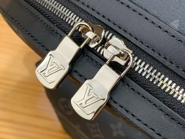 LV Discovery Backpack MM M22545 - RBV88