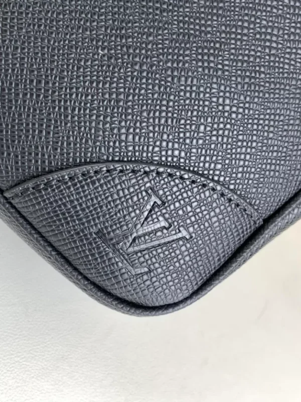 LV Porte Documents Voyage Black Taiga Cowhide Leather - RBV73