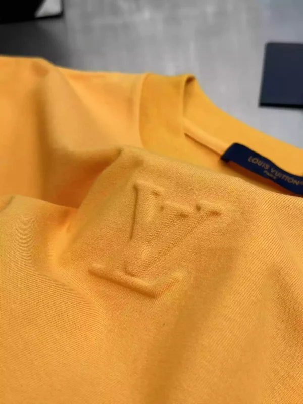 Embossed LV T-Shirt - LRT78