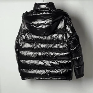 Moncler Logo Wollaston Down Jacket In Black – CJ07