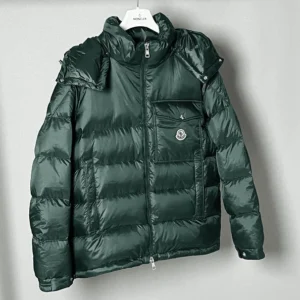Moncler Logo Wollaston Down Jacket In Dark Green – CJ04