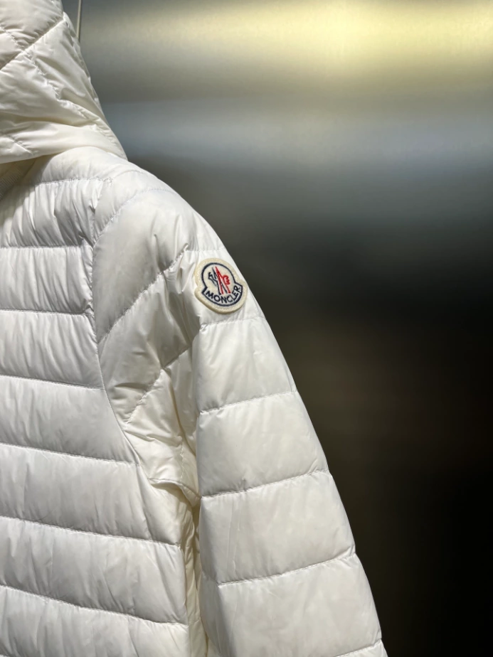 Moncler Raie Packable Hooded Short Down Jacket – CJ37