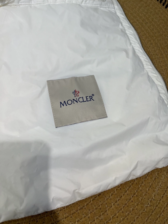 Moncler Raie Packable Hooded Short Down Jacket – CJ37