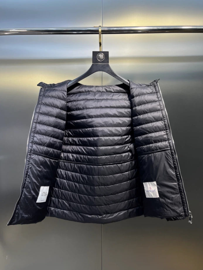 Moncler Raie Packable Hooded Short Down Jacket – CJ38