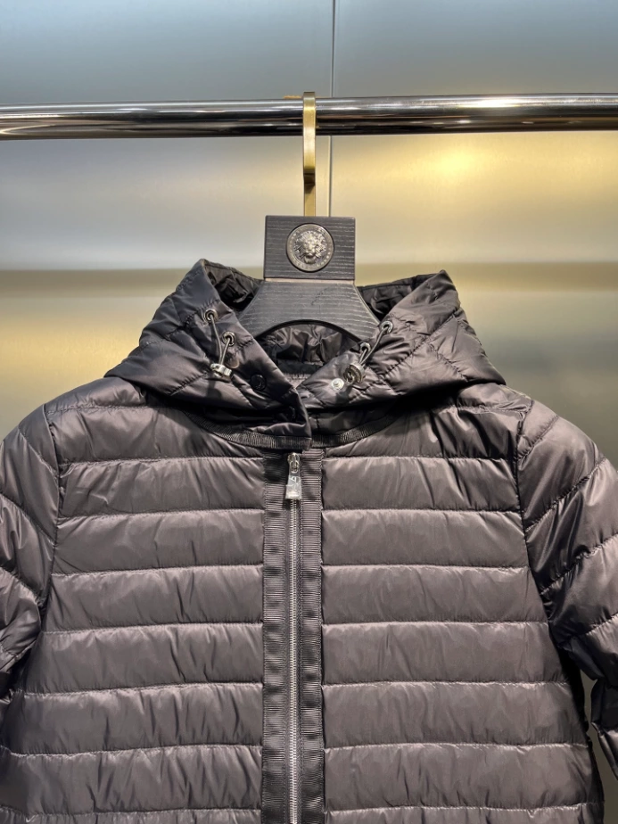 Moncler Raie Packable Hooded Short Down Jacket – CJ38