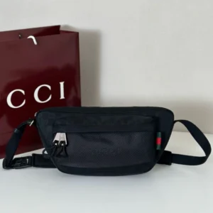 Gucci Nexus Logo Detailed Large Slingbag in Black - GB051