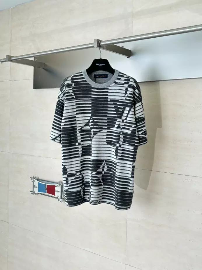 Louis Vuitton Monogram Short-Sleeved Crewneck - LRT160