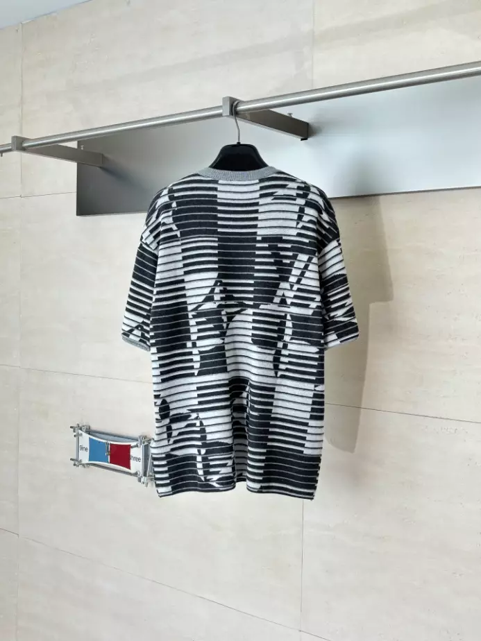 Louis Vuitton Monogram Short-Sleeved Crewneck - LRT160