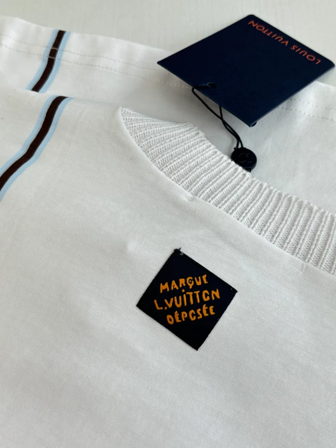 Louis Vuitton Signature T-Shirt - LRT162