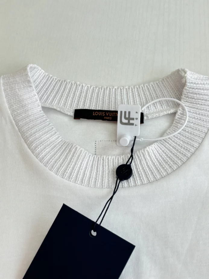 Louis Vuitton Signature T-Shirt - LRT162