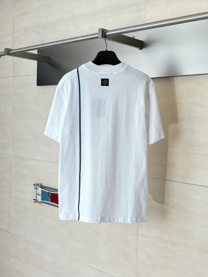 Louis Vuitton Signature T-Shirt - LRT162