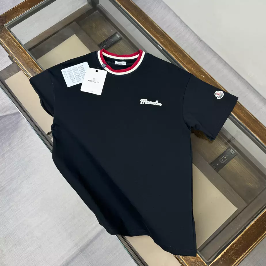 Moncler Logo Cotton T-shirt in Black - MRT08