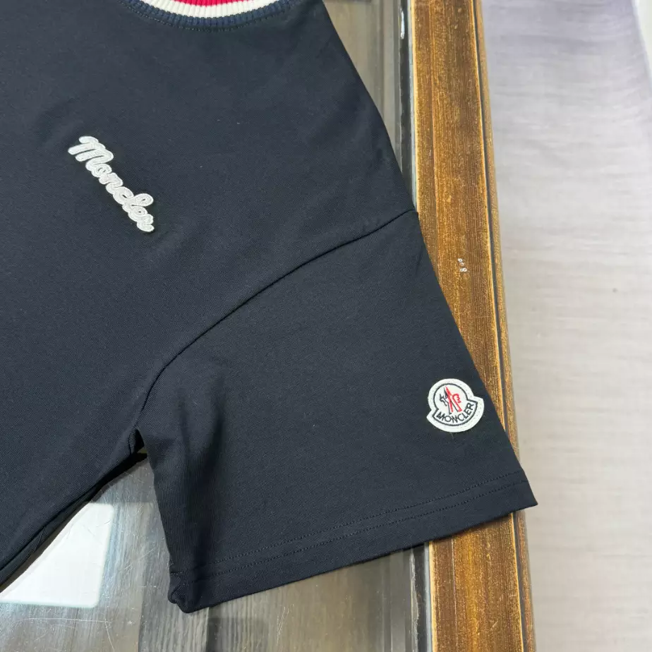 Moncler Logo Cotton T-shirt in Black - MRT08