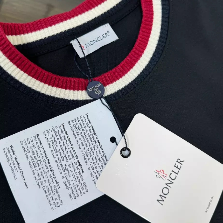 Moncler Logo Cotton T-shirt in Black - MRT08