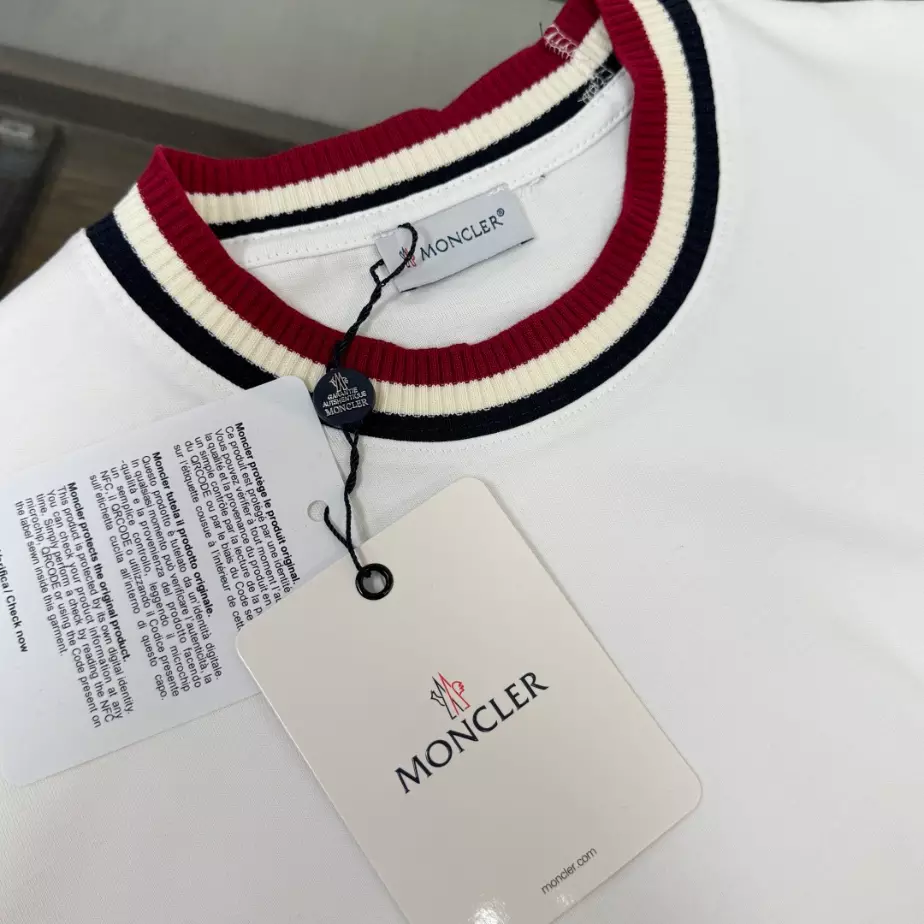 Moncler Logo Cotton T-shirt in White - MRT09