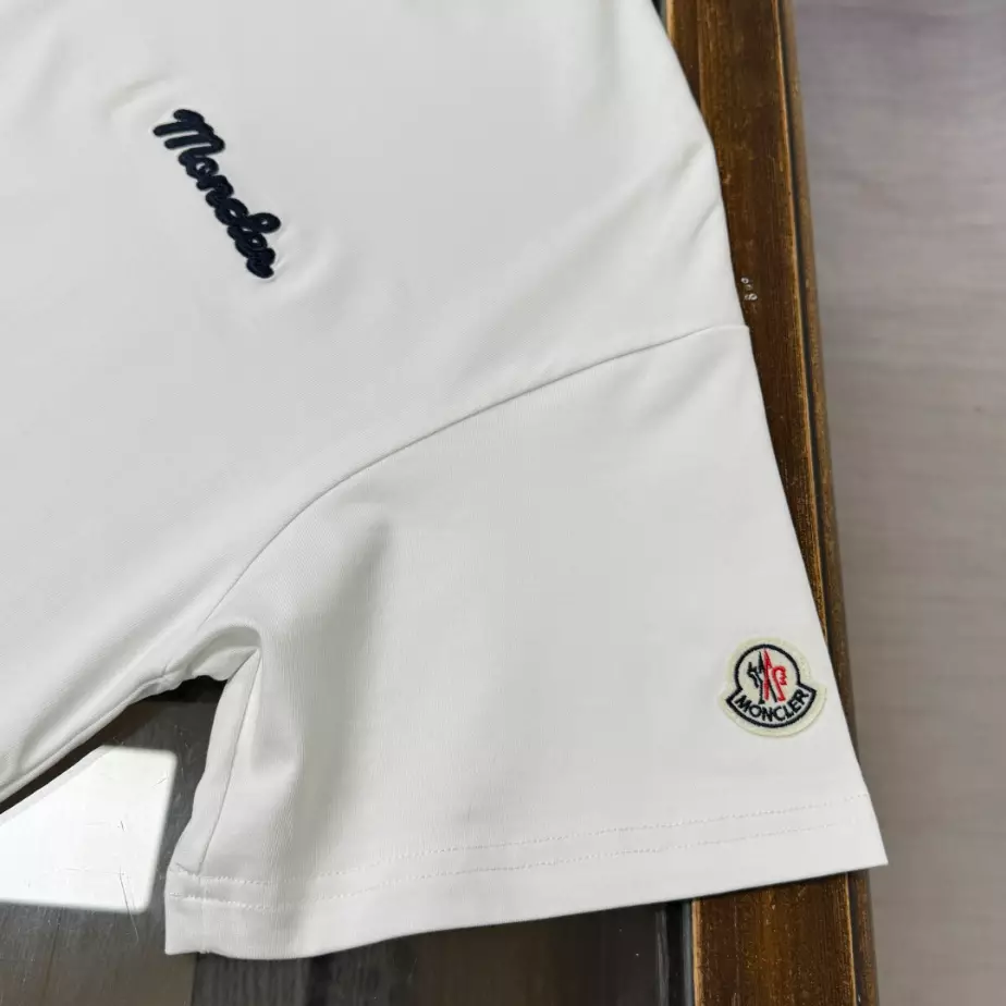 Moncler Logo Cotton T-shirt in White - MRT09